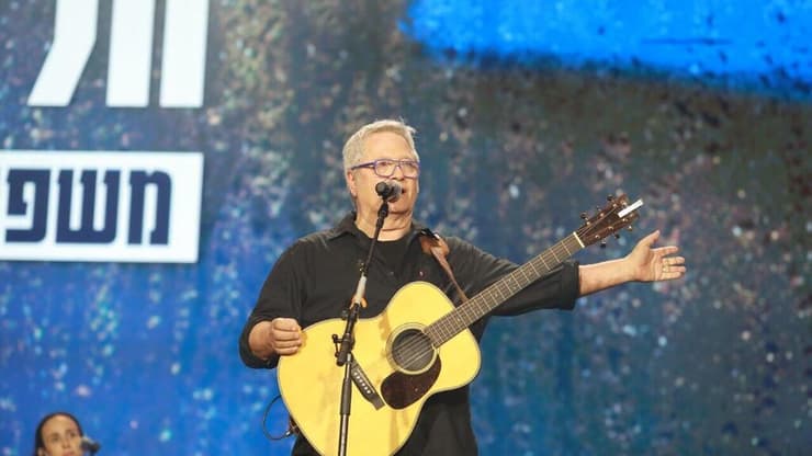 שלמה ארצי שר את "שדות של אירוסים", לצד שורד השבי יגיל יעקב