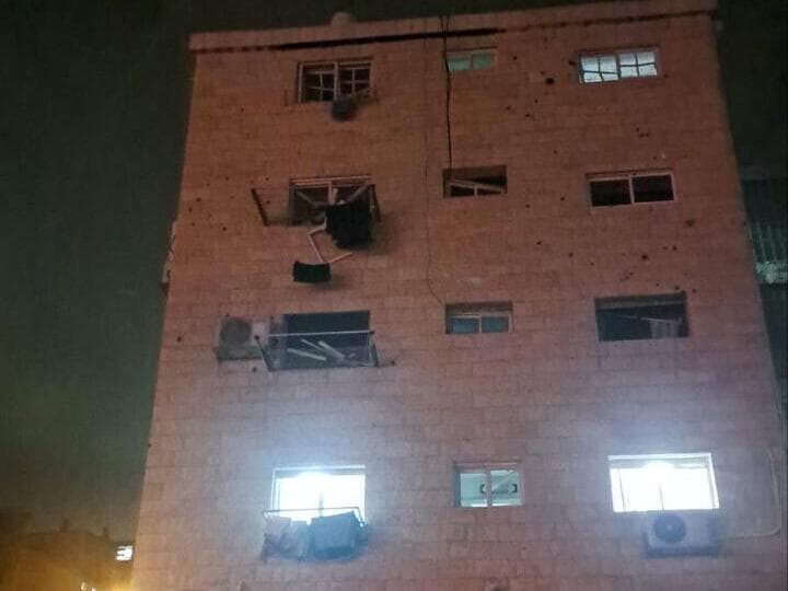בניין שנפגע בחיפה בעקבות ירי חיזבאללה
