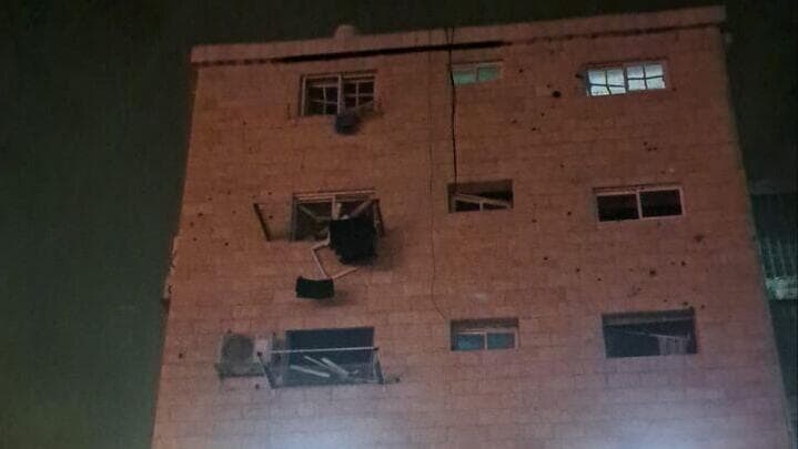 בניין שנפגע בחיפה בעקבות ירי חיזבאללה