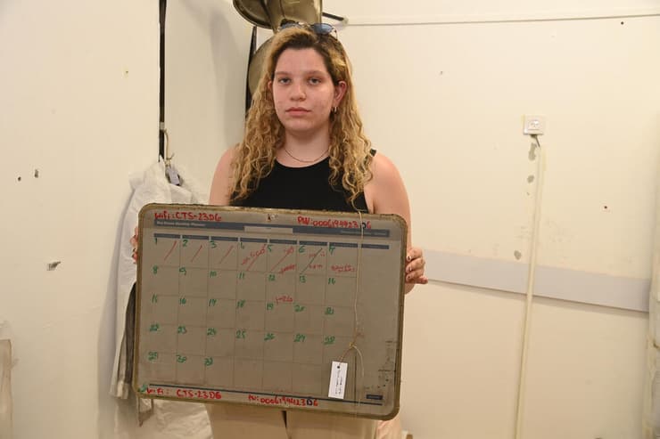 שיר מתיאס עם הלוח המחיק של אמה שחר ז"ל