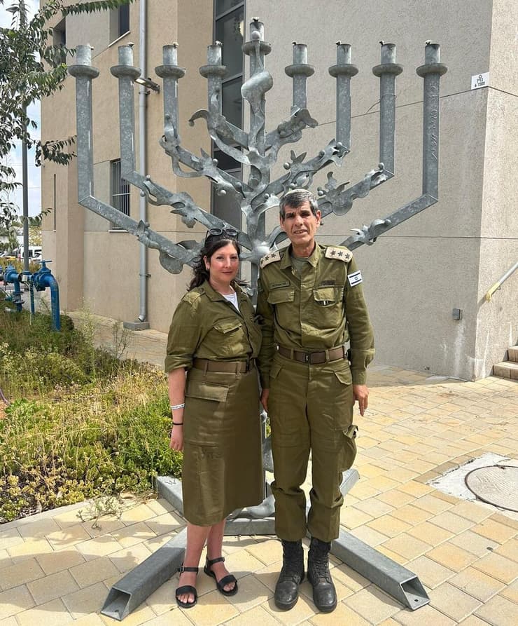 גבי ושירה אמונה אמסלם במדים