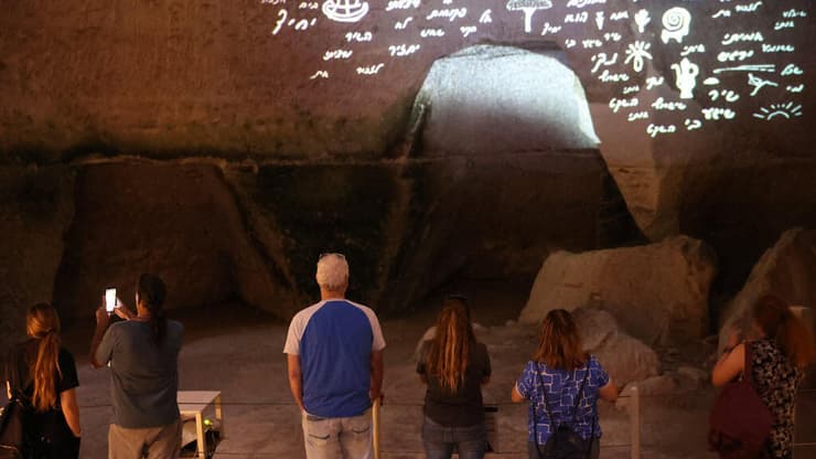 שלושה מתוך מגוון אירועים במהלך החג ריח סתיו // אירועי סוכות 2024 גששי הגלקסיה במכתש רמון . צילום: בן שטרן נושמים תרבות בגן הלאומי קיסריה צילום: שרית פלצי מיארה גלדיאטורים בגן לאומי קיסריה. צילום: שרית פלצי מארה היצירה "טהירו" בגן לאומי בית גוברין