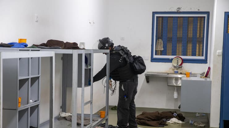 חיפוש מדוקדק בתאי האסירים (צילום: עמית שאבי) פעילות היחידות המיוחדות של שב"ס בכלא עופר