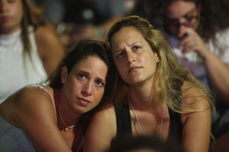 צפייה בטקס הלאומי בכיכר החטופים