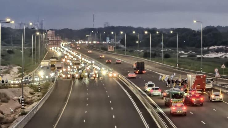 חסימה במחלף ינאי שבכביש החוף