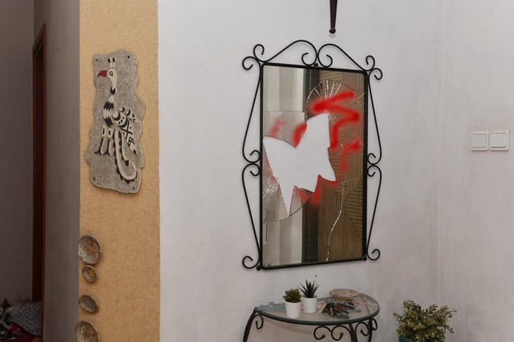 מראה עם כיתוב בערבית, הבית של סוסי לונסקי, קיבוץ ניר יצחק