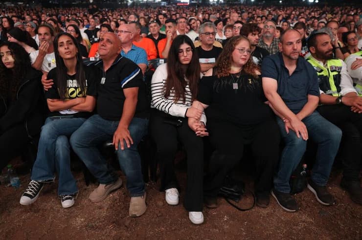 משפחות החטופים בטקס הזיכרון הלאומי