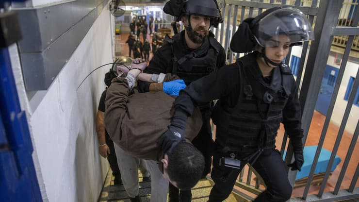 פעילות היחידות המיוחדות של שב"ס בכלא עופר (צילום: עמית שאבי) פעילות היחידות המיוחדות של שב"ס בכלא עופר