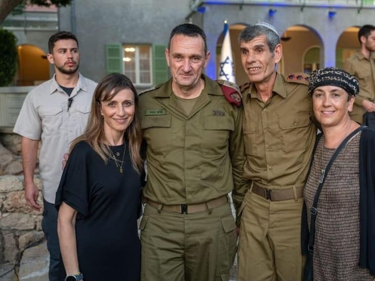 גבי אמסלם לצד הרמטכ"ל, רב-אלוף הרצי הלוי. הועלה לדרגת אלוף-משנה (צילום: באדיבות דובר צה"ל) גבי אמסלם לצד הרמטכ"ל הרצי הלוי. הועלה לדרגת אלוף-משנה
