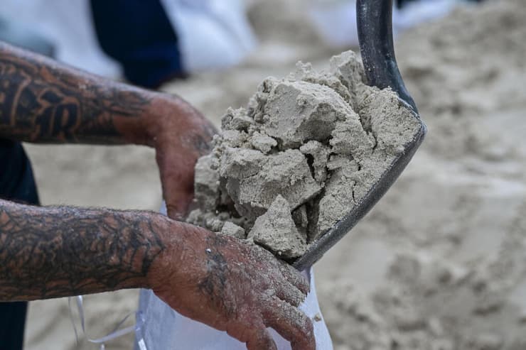 הוריקן מילטון ממלאים שקי חול מאימי פלורידה ארה"ב