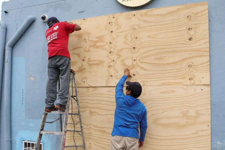 ממגנים בתי עסק ובתים בפלורידה (צילום: REUTERS/Lorenzo Hernandez) הוריקן מילטון ממגנים בתי עסק ובתים ב פלורידה ארה"ב