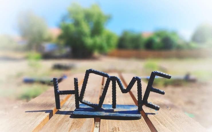 פסל ברונזה שהכין ירדן ביבס לבית שלהם 