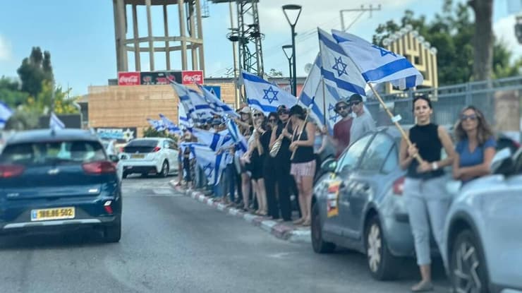 שיירת דגלים לפני לוויתו של אביב מגן ז״ל