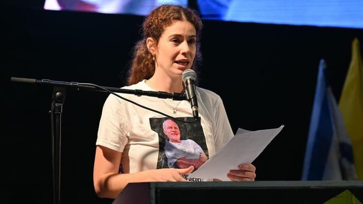 שיר סיגל. "אבא שלי עדיין ב-7/10, מתפלל שיבואו להציל אותו" ( צילום: פאולינה פאטימר) "שרים יחד לשובם" בכיכר החטופים בהשתתפות משפחות חטופים