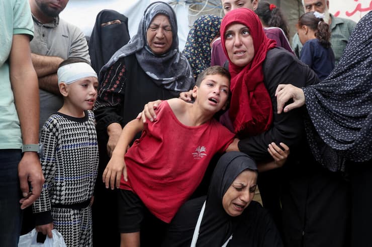 צילום: REUTERS/Ramadan Abed הלוויה ל הרוגים פלסטינים ב רצועת עזה דיר אל-בלח אחרי תקיפה ישראלית