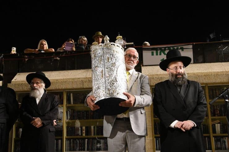 חיים טייב עם ספר התורה