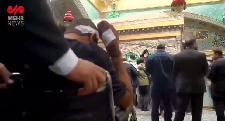 פעילי חיזבאללה שנפגעו במתקפת הביפרים מבקרים בקבר האימאם עלי רזא במשהד, איראן