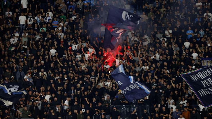 אוהדי קומו באצטדיון דייגו מראדונה, בשישי האחרון