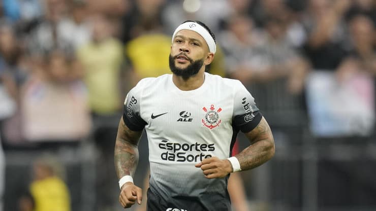 בדרך החוצה אחרי חודש בלבד? דפאי (AP Photo/Andre Penner) שחקן קורינתיאנס ממפיס דפאי