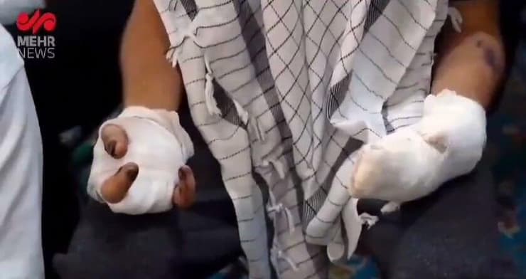 פעילי חיזבאללה שנפגעו במתקפת הביפרים מבקרים בקבר האימאם עלי רזא במשהד, איראן