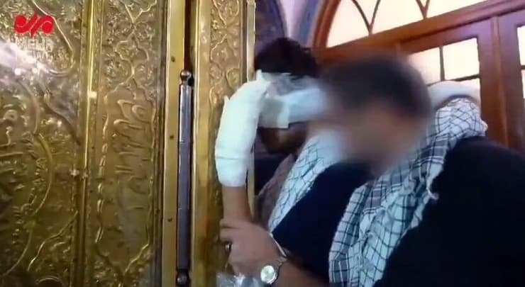 פעילי חיזבאללה שנפגעו במתקפת הביפרים מבקרים בקבר האימאם עלי רזא במשהד, איראן