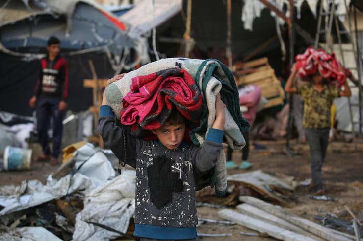 ילד פליט במחנה אל-בורייג' שבמרכז הרצועה, הבוקר (צילום: Eyad BABA / AFP) פליט פליטים במרכז רצועת עזה במחנה אל-בורייג'
