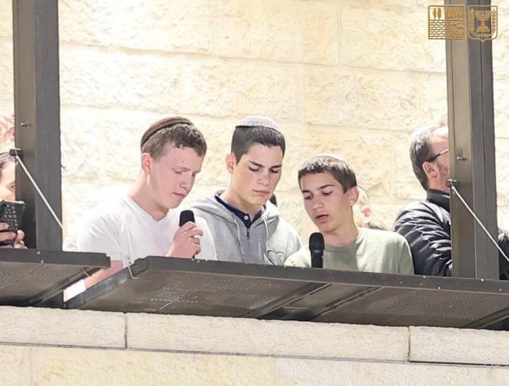 ילדיו של יוסי הרשקוביץ ז"ל שנפל בקרב בעזה, וילדיו של איתן נאמן ז"ל שנפל מיד עם פרוץ המלחמה, אמרו קדיש יתום בפני הקהל הגדול