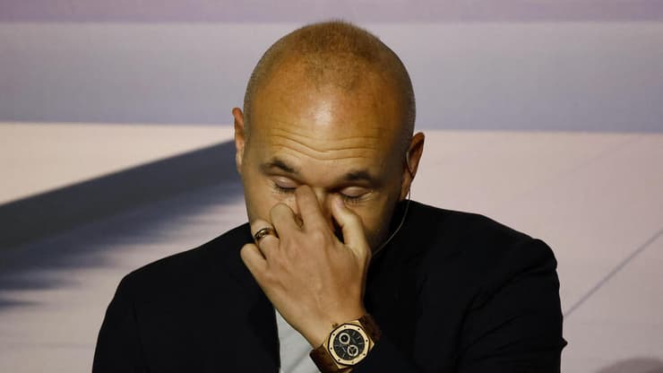 התקשה לעצור את הדמעות. אנדרס אינייסטה מודיע על פרישה (REUTERS/Albert Gea) אנדרס אינייסטה מודיע על פרישה