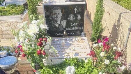 הקבר של סמל-ראשון דוד בוגדונובסקי כוסה בבד שחור בבית העלמין בחיפה