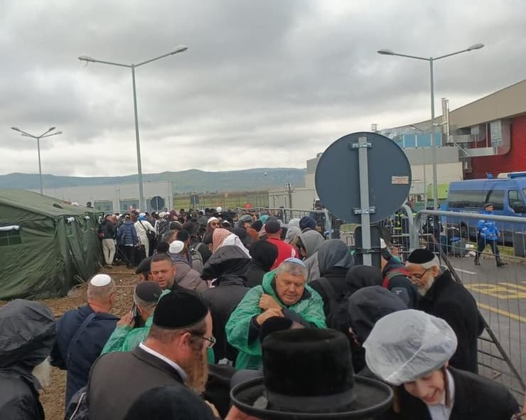 בקור, מחוץ לשדה התעופה