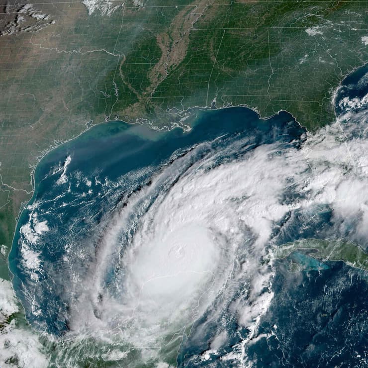 תצלום לוויין של הסופה במפרץ מקסיקו, בדרך לפלורידה (צילום: AFP PHOTO / NOAA / RAMMB) תצלום לוויין של סופת ההוריקן מילטון בדרך ל פלורידה