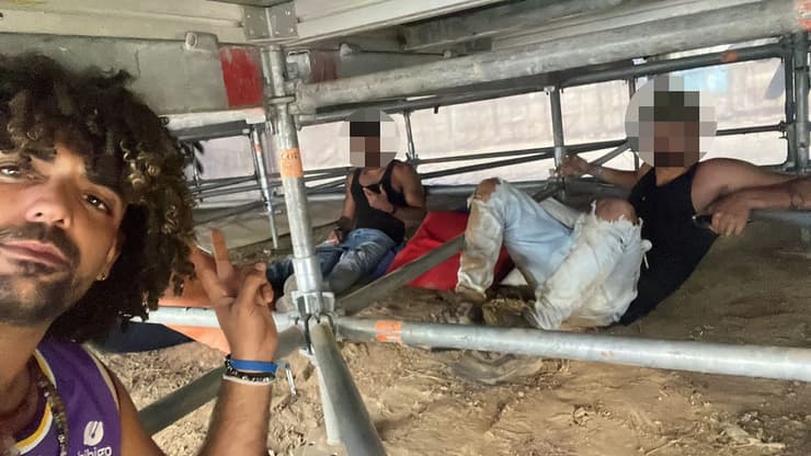 שוהם גואטה וחבריו מתחבאים מתחת לבמת הנובה