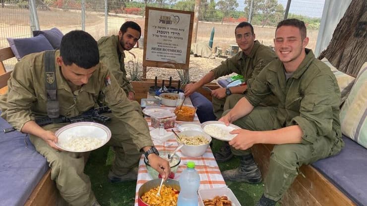 עוז דניאל ז"ל עם חבריו לטנק שנחטפו או נהרגו, במוצב בגזרת עזה 