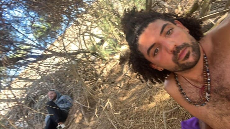 שוהם גואטה וחבריו מתחבאים מתחת לבמת הנובה