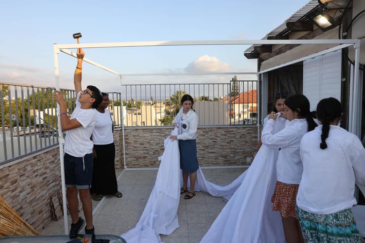 חניכי בני עקיבא בונים את הסוכה בלוד