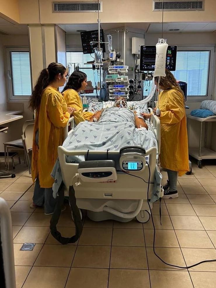 ירון חמיאס אשתו לשעבר ובנותיו על מיטת הניתוחים