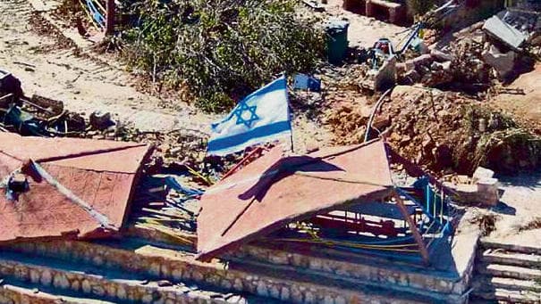 דגל ישראל מונף בכפר מארון א-ראס (, אתמול) yk14109139