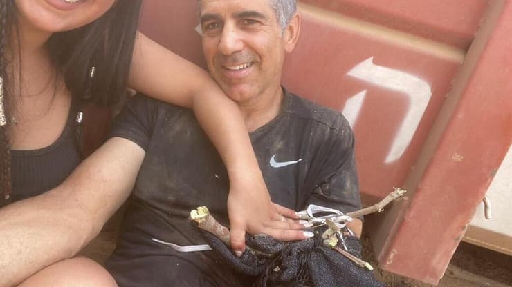 חוסם עורקים מאולתר. נטע דוד ושרון שבו מסתתרים מהמחבלים (צילום: באדיבות נטע דוד) נטע דוד שרון שבו מסתתרים מהמחבלים