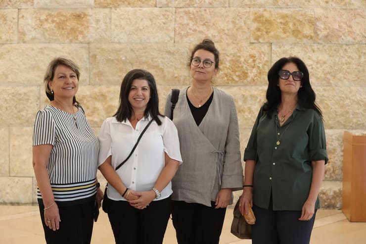תושבות תל אביב שהצטרפו לעתירת "ראש יהודי", בהן אשת התקשורת עירית לינור
