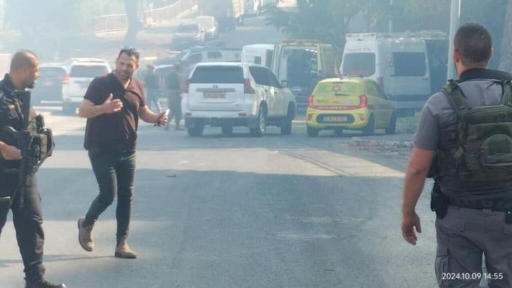 כוחות כיבוי והצלה בקריית שמונה לאחר הפגיעות הישירות בעיר