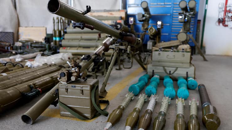 צילום: REUTERS/Amir Cohen צה"ל מציג לתקשורת אמצעי לחימה שנתפסו