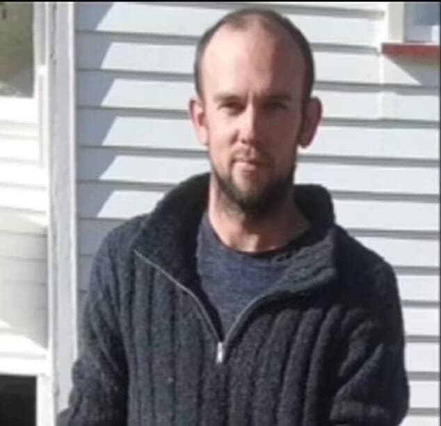 טום פיליפס. מבוקש גם על שוד מזוין ובזבוז כספי ציבור ניו זילנד אב נמלט טום פיליפס נצפה עם 3 ילדיו ביער