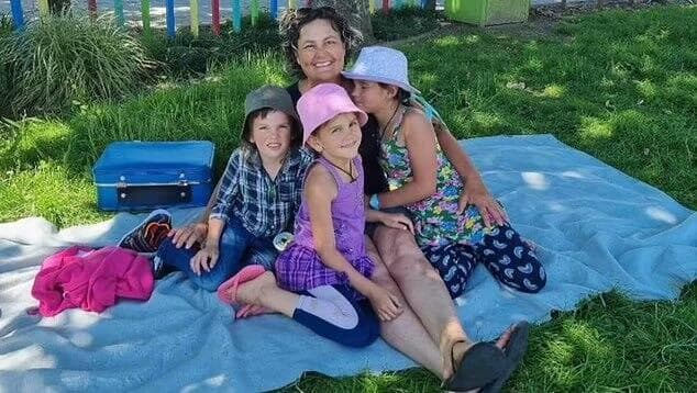 האם קתרין עם שלושת ילדיה. "הוא מנסה ללמד אותי לקח" אב נמלט טום פיליפס תועד עם 3 ילדיו ביער כאן תמונה שלהם עם אמם קתרין