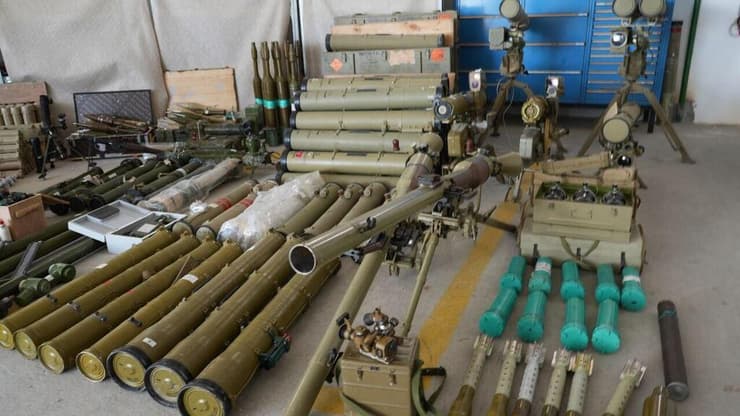 חלק מהאמל"ח שנתפס בדרום לבנון בשבוע האחרון (צילום: תומר שונם הלוי) צה"ל מציג לתקשורת אמצעי לחימה שנתפסו