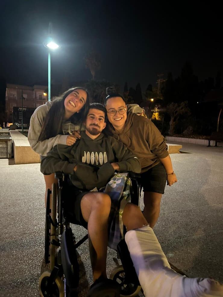 נטע דוד (משמאל) והודיה מקיאטן מבקרות את רועי קומה בבית חולים (צילום: באדיבות נטע דוד) נטע דוד רועי קומה הודיה מקיאטן בבית חולים