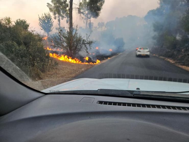 שריפה באזור יער ביריה מירי חיזבאללה (צילום: שמעון אלבז) שריפה פרצה בעקבות נפילה ישירה בין עמוקה לביריה