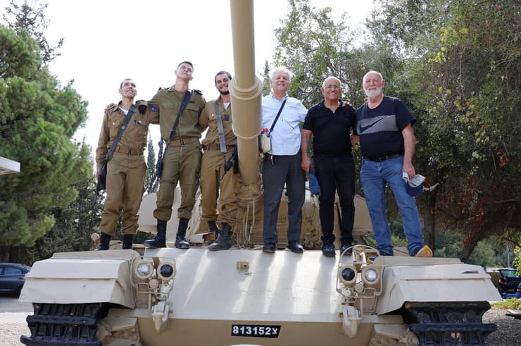 איחוד גדוד 77 - עמיר נאור, אבגדור קהלני, מעיין כהן אליסף, יהב מורן, שלום יוסף, עמיר נאור ובר קולומה גונזלוס