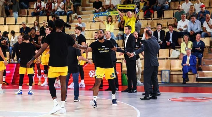 שחקני מכבי תל אביב עם חולצת החטופים בפתיחה