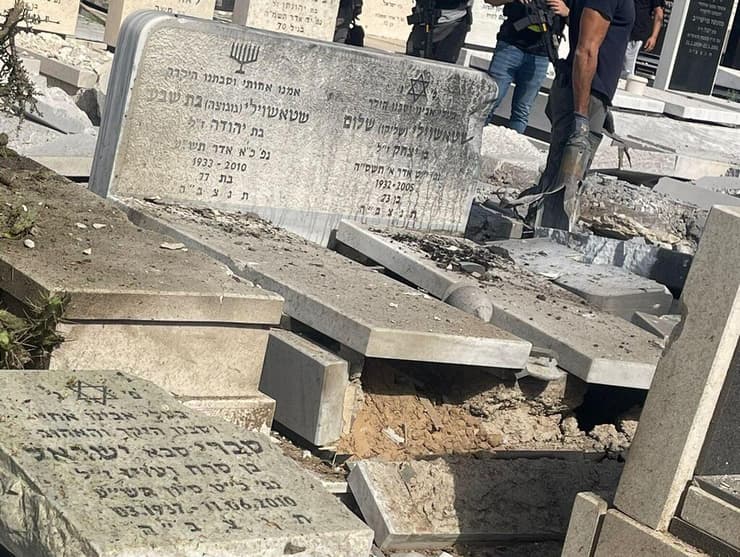 נזק בבית העלמין בצור שלום בקריית ביאליק