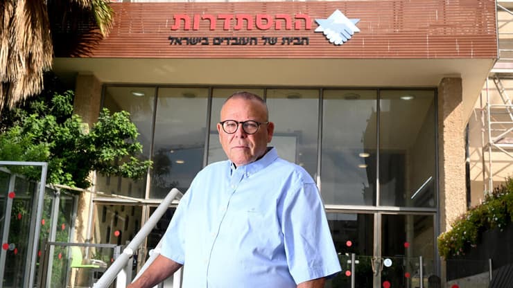 הוכנסו לתקציב "עיזים", שוויתור עליהם, בעיקר מול ההסתדרות נראה כאילו "הישג" בעצם הוצאתם. ארנון בר דוד יו"ר ההסתדרות (צילום: קובי קואנקס) הוכנסו לתקציב "עיזים", שוויתור עליהם, בעיקר מול ההסתדרות נראה כאילו "הישג" בעצם הוצאתם. ארנון בר דוד יו"ר ההסתדרות